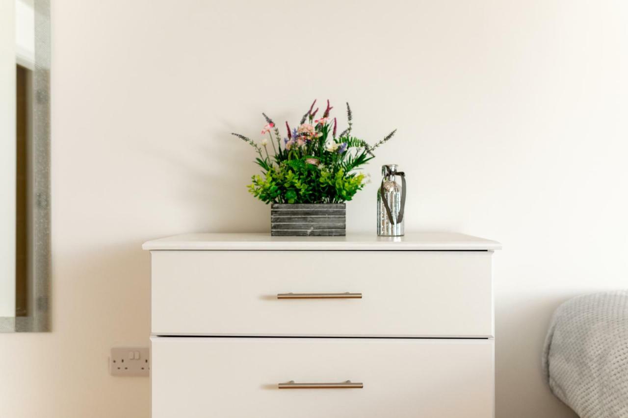 Skyvillion - Cozy Apartments In Enfield Town With Free Parking & Wifi Zewnętrze zdjęcie